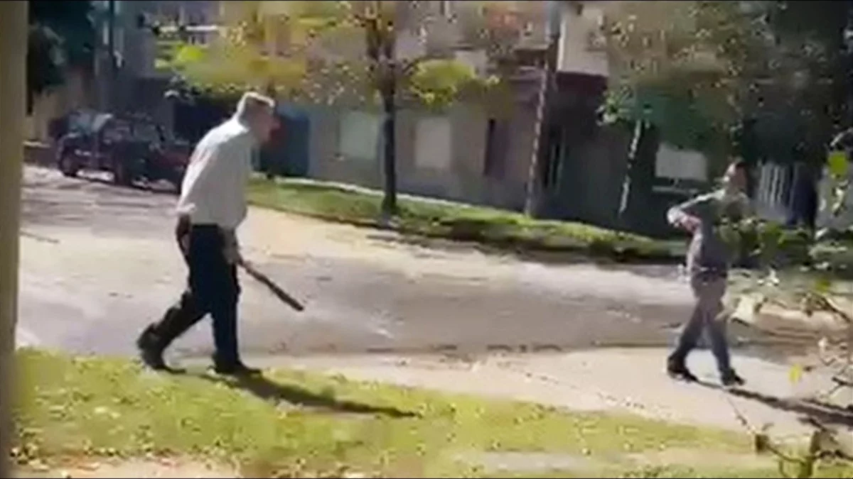 [VIDEO] Discutieron y atacó a machetazos al vecino por las hojas que le caen en la vereda